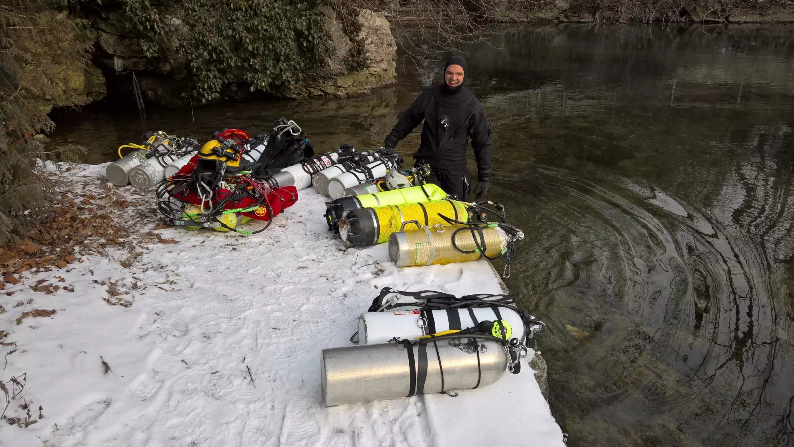 Viele Tauchflaschen zur Vorbereitung am Ufer