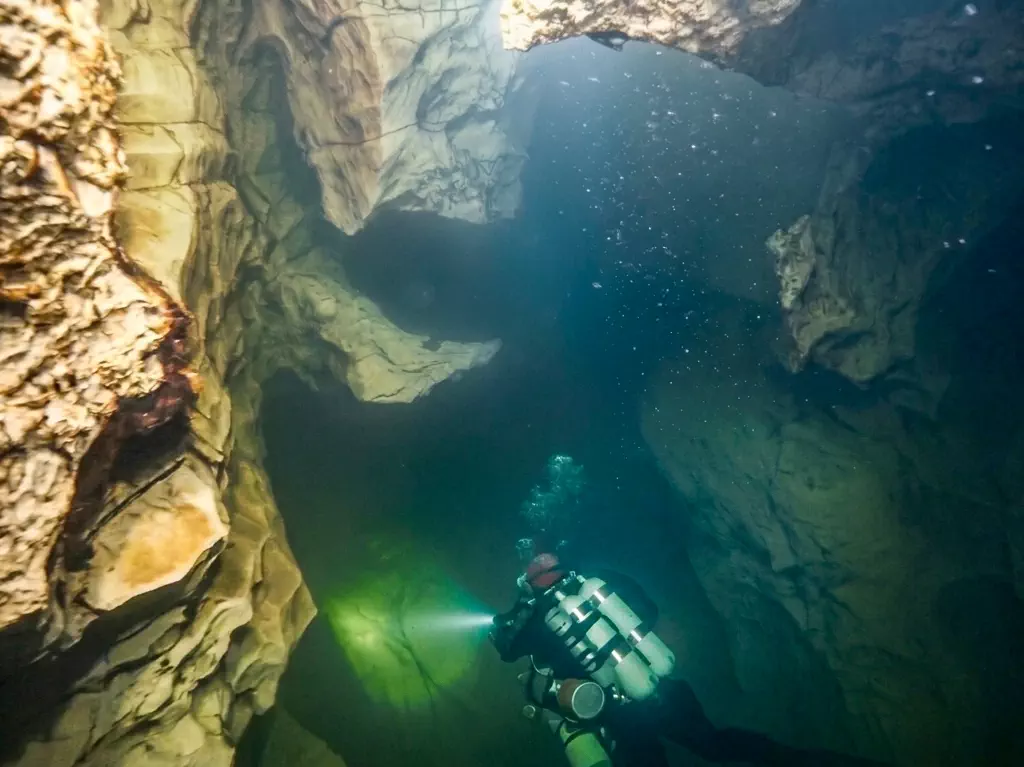 Forschungstaucher in der tiefen Wasserhöhle